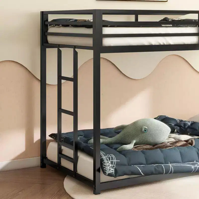 Letto a castello nero in metallo con scala e sponde di protezione, due posti letto