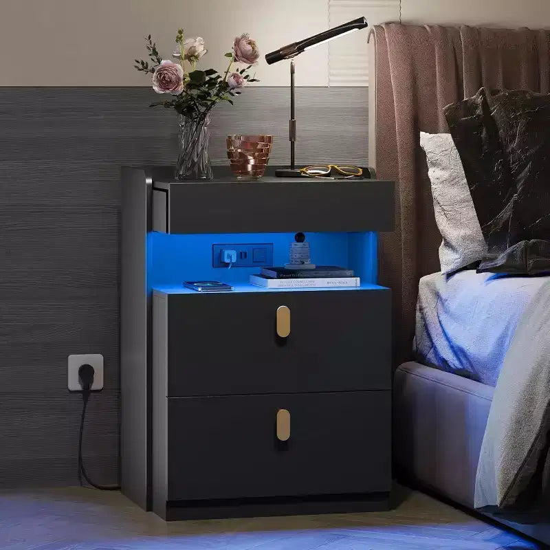Comodino Bianco/Nero con Luci LED e Stazione di Ricarica, Piano Scorrevole + 2 Cassetti